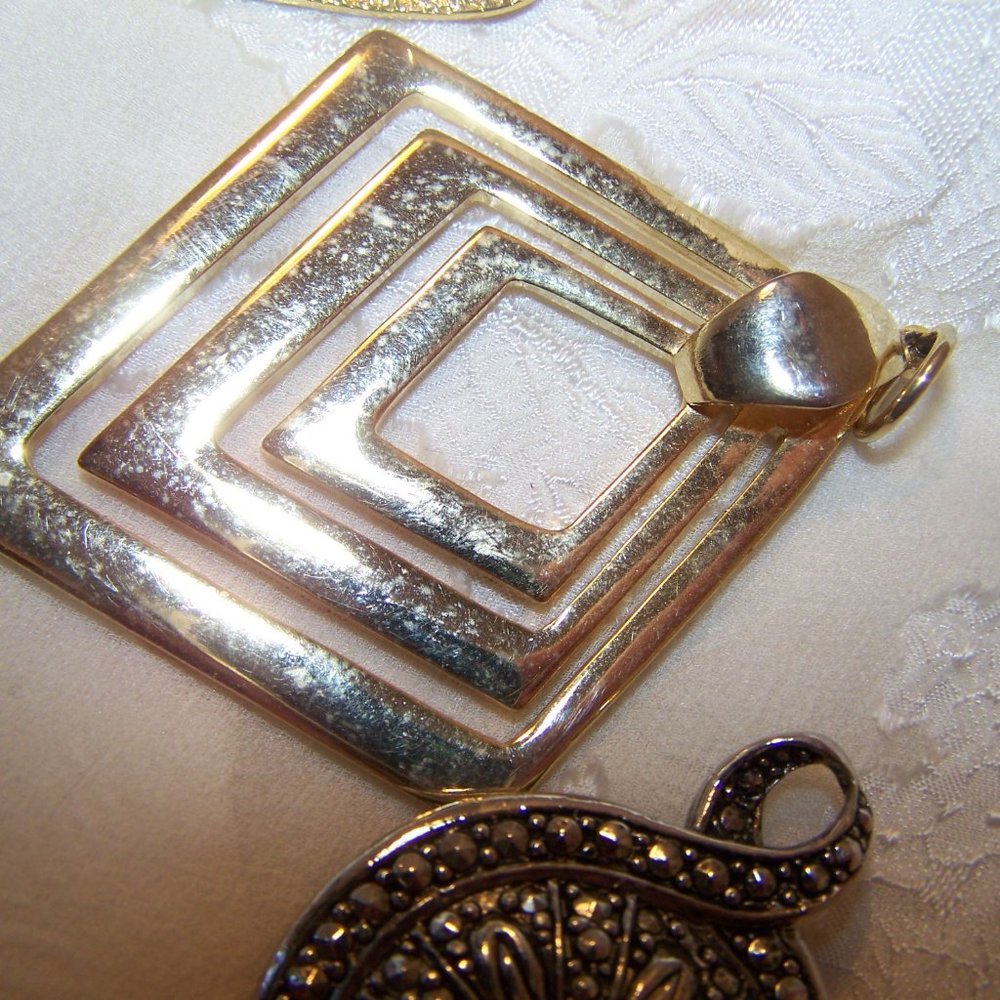 Vintage Pendants Charms Lisner Faux Pearl Flower 3 - Picture 8 of 9